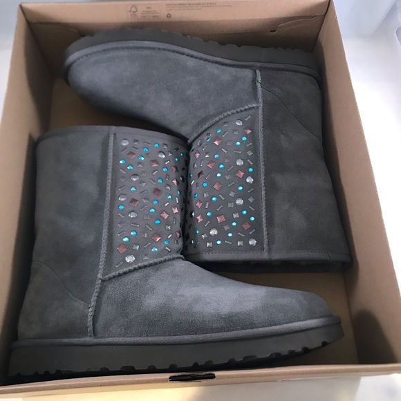 UGG CLASSIC SHORT STUD II Size 8
Color: CHRC - Picture 10 of 15